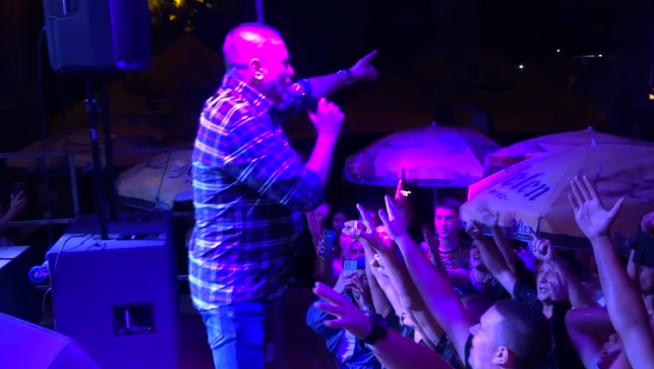 JAČI OD PADAVINA Baja Mali Knindža "pržio" po kiši, publika srbovala u transu (VIDEO)