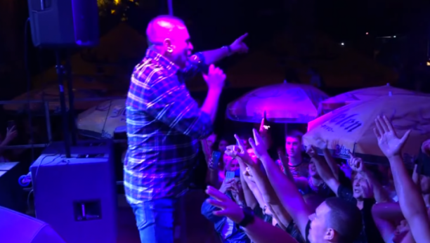 JAČI OD PADAVINA Baja Mali Knindža "pržio" po kiši, publika srbovala u transu (VIDEO)