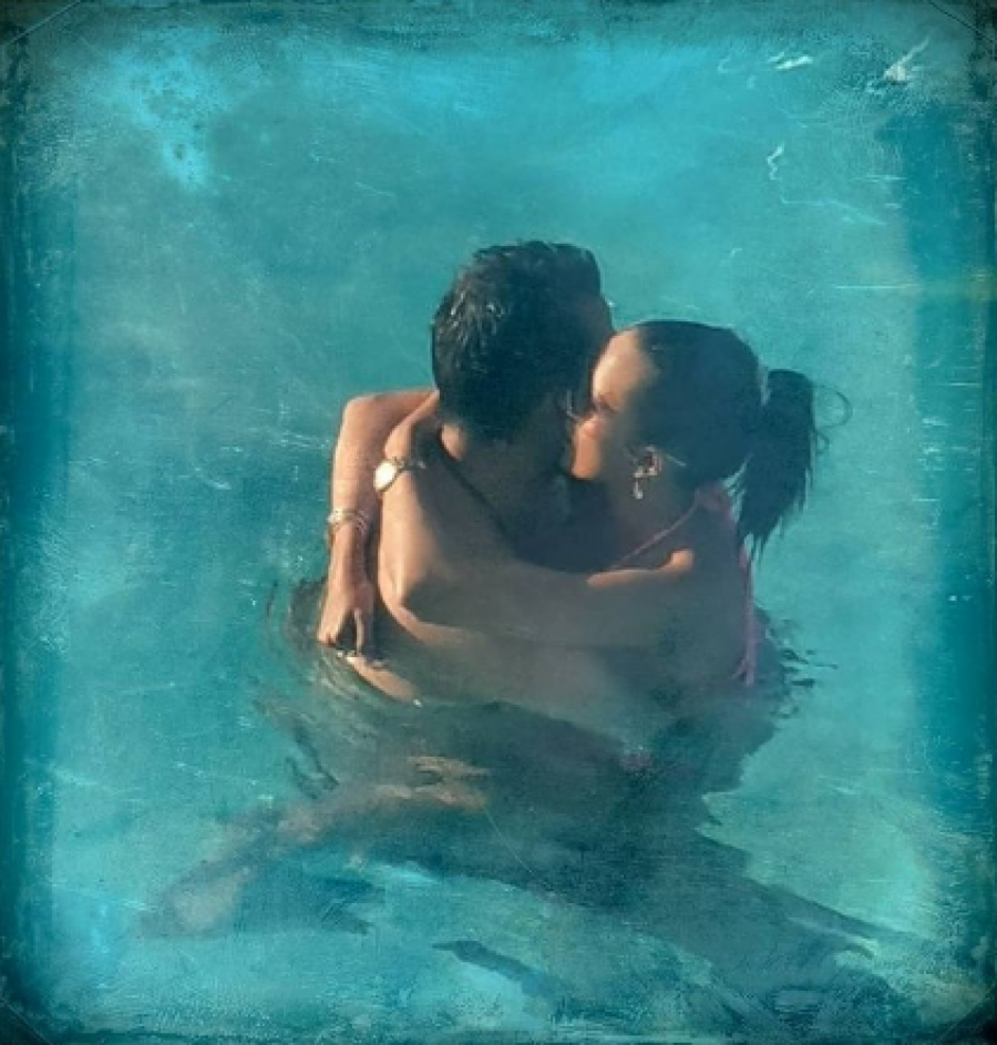 I DALJE SI JEDINA! Filip Živojinović javno pokazao koliko voli Prijovićku, pevačica se topi u njegovom zagrljaju, okruženi samo vodom prepustili se emocijama (FOTO)