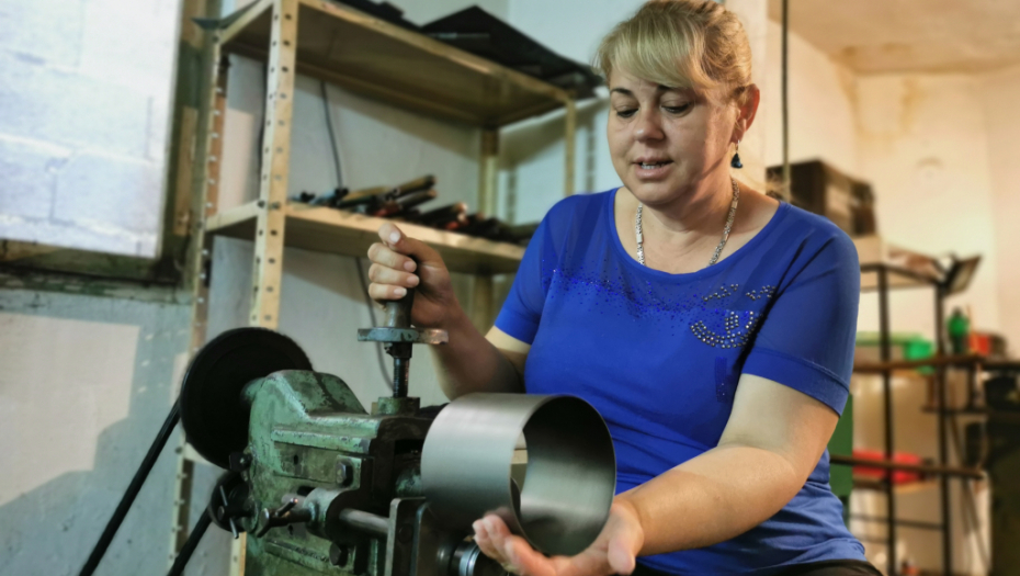 JEDINA LIMARKA U ČAČKU Slavica ruši sve predrasude i hvata u koštac sa teškim zanatom (FOTO)