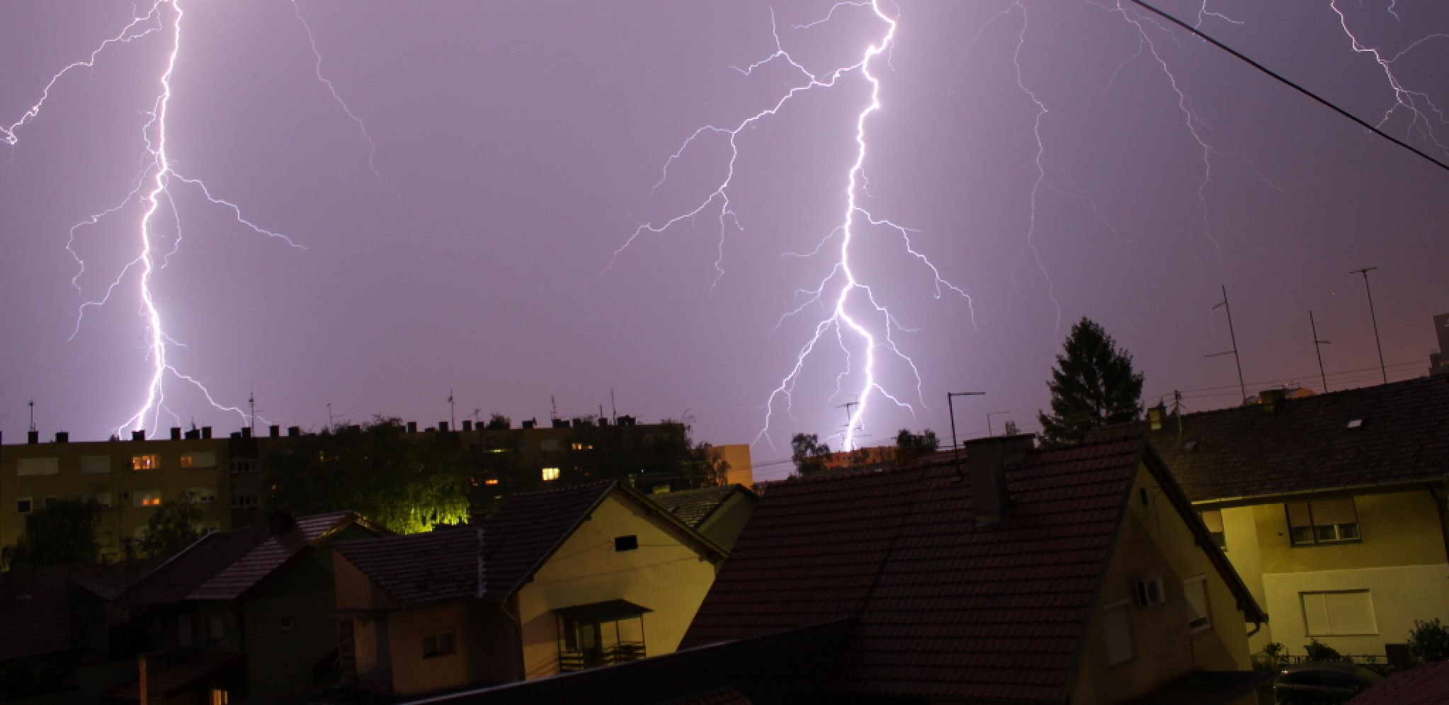 Olujno nevreme sa gradom pogodilo komšiluk: U Osijeku vetar podigao krov sa zgrade (FOTO)