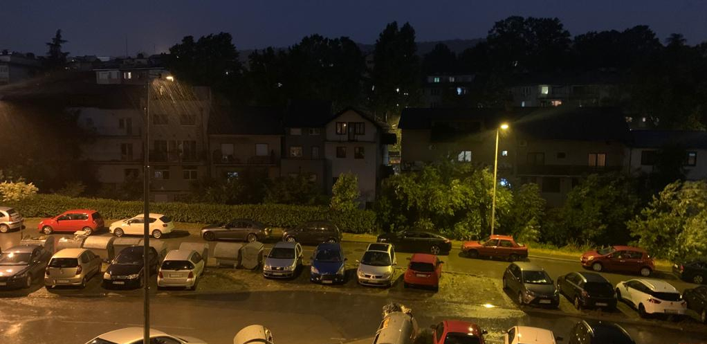 KIŠA STIGLA I U BEOGRAD Ulice pune vode, grmljavina ne prestaje, nevreme se ne smiruje ni u ostatku Srbije (FOTO/VIDEO)