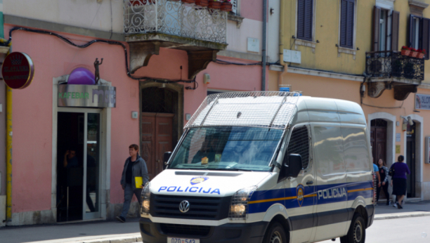 VOZAČ AUTOM BLOKIRAO ULICU, BIO PIJAN Muškarac udario policajca tokom legitimacije u Istri