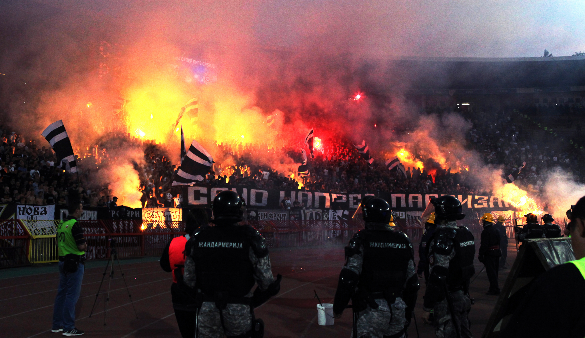 RODITELJI OPREZ Tinejdžeri odlaskom na utakmicu postaju plen kriminalcima  KAO U SEKTI: Mladima se ispira mozak, postaju spremni i na UBISTVO!