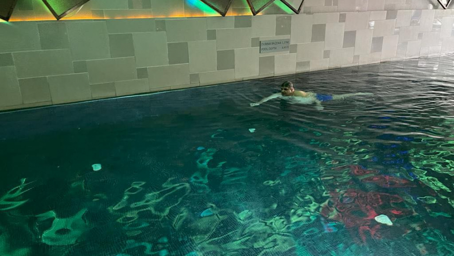 I ON IMA DUŠU Alo! uslikao Sašu na luksuznom bazenu, a evo kako uživa! (FOTO)