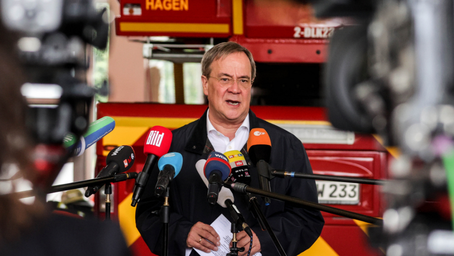 BIZARNO Kandidat za naslednika Angele Merkel se smejao tokom posete poplavljenim područjima (VIDEO)