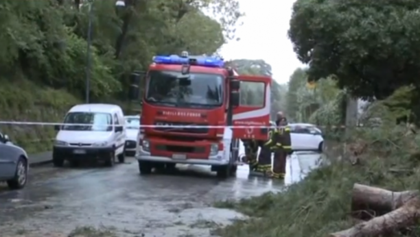 GRAĐANI ZOVU VATROGASCE U POMOĆ Olujno nevreme pogodilo sever Italije, voda odnela dva mosta, putevi uništeni!