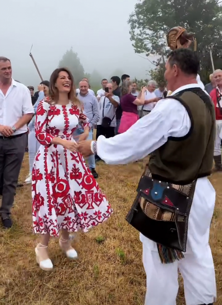 MINISTARKA ZAIGRALA KOLO NA RAJCU Probala sam proju sa koprivom i kolač od suvih šljiva! Delikates su oba (FOTO)