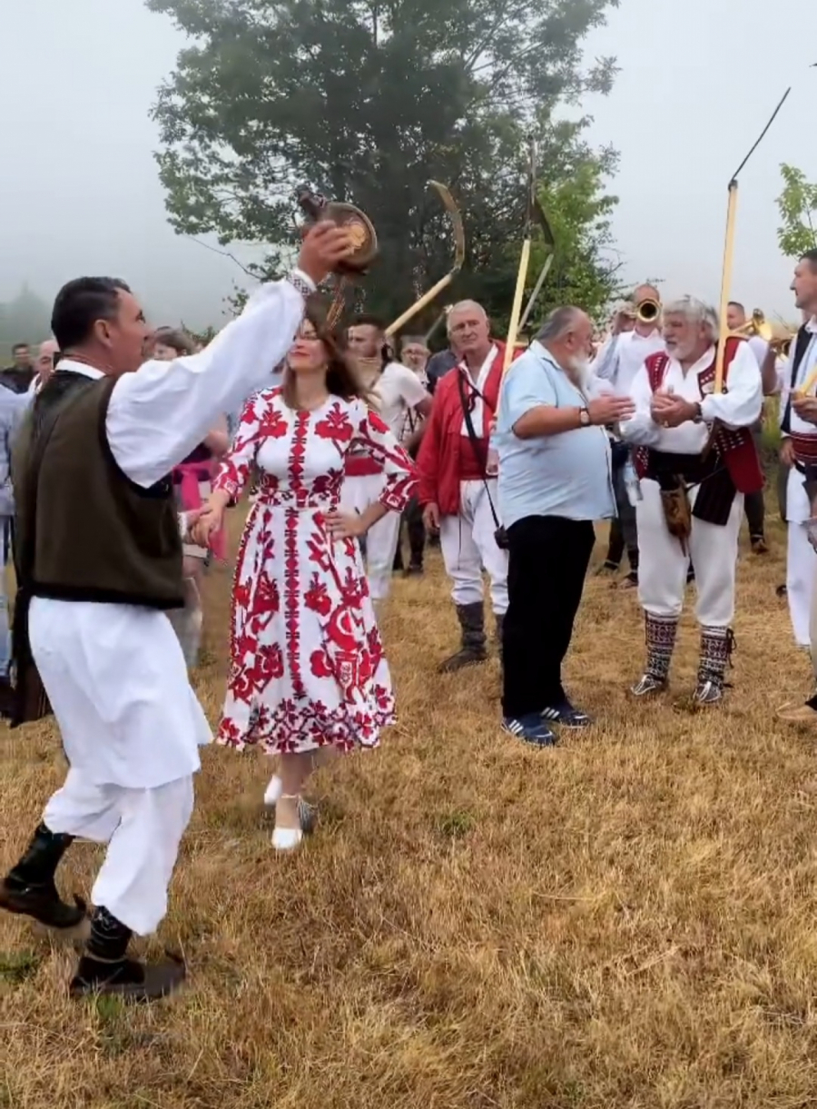 MINISTARKA ZAIGRALA KOLO NA RAJCU Probala sam proju sa koprivom i kolač od suvih šljiva! Delikates su oba (FOTO)