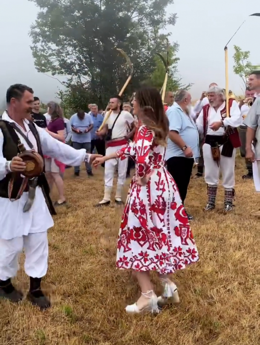 MINISTARKA ZAIGRALA KOLO NA RAJCU Probala sam proju sa koprivom i kolač od suvih šljiva! Delikates su oba (FOTO)