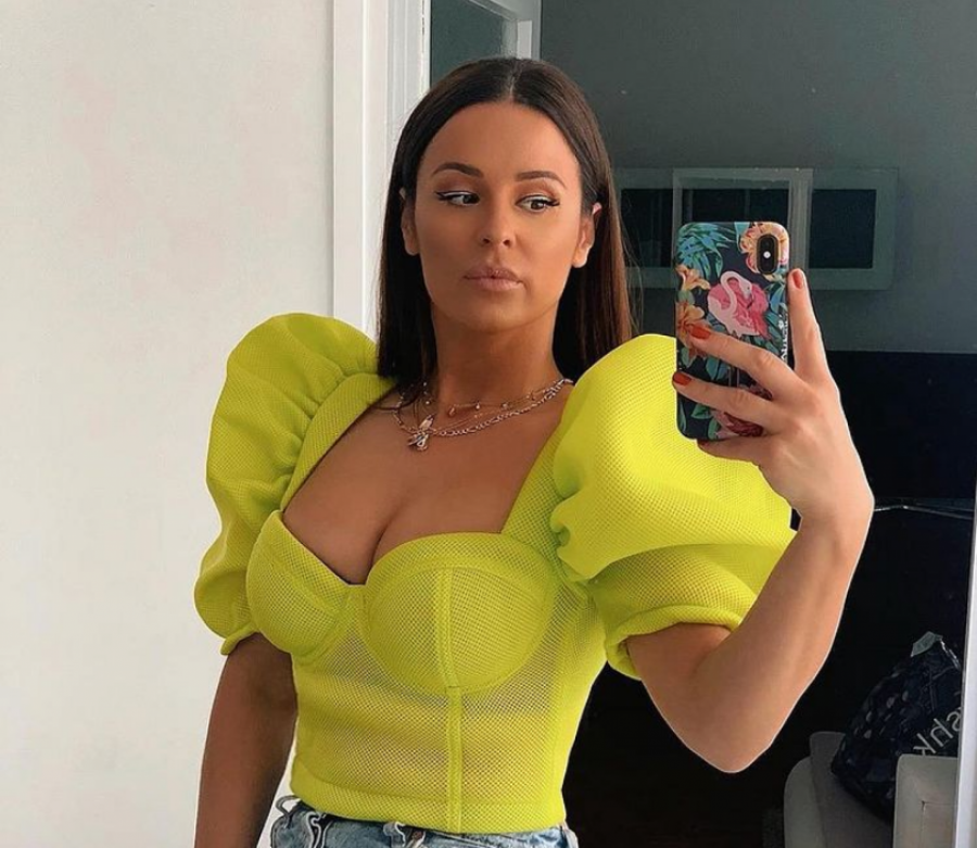 NAZIVALI SU ME SELJANKOM, A MOMO KAPOR MI JE LJUBIO RUKU Višnja Petrović otkriva šta su joj sve govorili nakon 