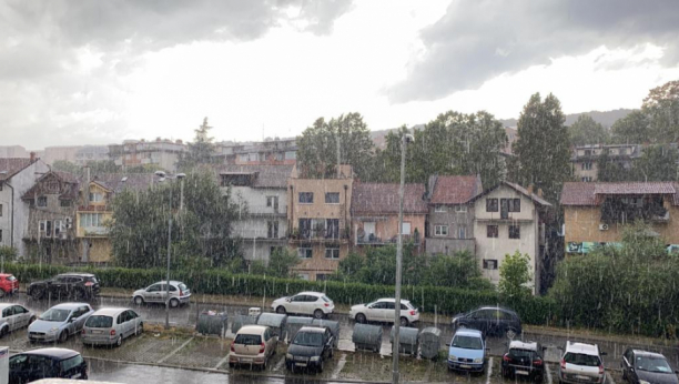 SNAŽNO NEVREME POGODILO BEOGRAD Padaju jaka kiša i grad! RHMZ izdao novo upozorenje, zna se koliko će trajati pljuskovi (FOTO/VIDEO)