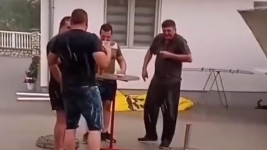 LELE BATO, ŠTA JE OVO? Ništa ih ne može zaustaviti, pevač oduševio Srbiju! (VIDEO)