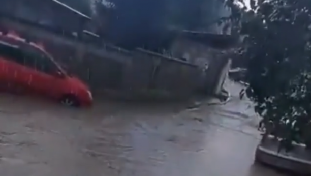 Kiša blokirala Beograd: Naselje Vojvode Vlahovića odsečeno od sveta, automobili plivaju kroz reku (VIDEO)