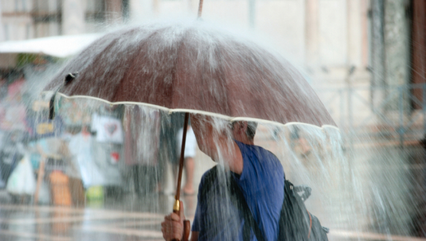 GRAD I OBILNE PADAVINE U OVOM DELU SRBIJE Vremenska prognoza za danas donosi meteo-tobogan!