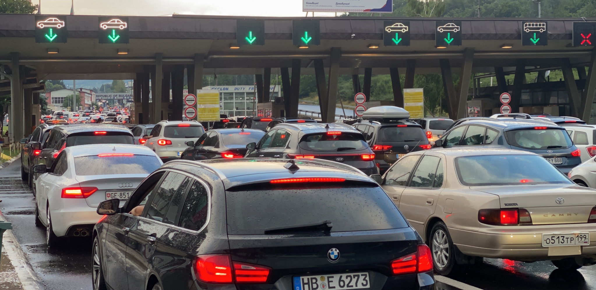 AMSS: Pojačan priliv vozila na graničnim prelazima usporava vožnju, na Horgošu zadržavanje i do četiri sata