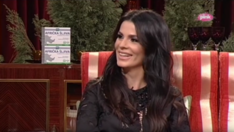 ZATEGNUTA KAO PRAĆKA! Voditeljka pozirala u kupaćem, pa napravila totalni haos, komentar samo pljušte! (FOTO)