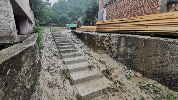 NEVREME PONOVO SASTAVILO IVANJICU Ugroženi meštani očajni, domaćinstva potpuno odsečena (VIDEO)