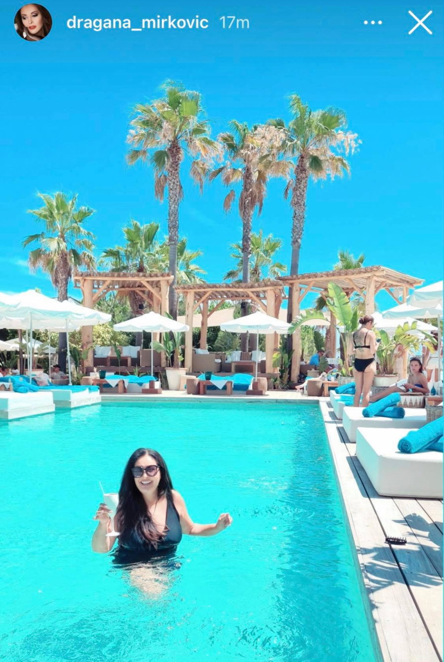 DRAGANA MIRKOVIĆ SE SKINULA, PA POKAZALA IZAZOVNO TELO U 53. GODINI Pevačica se provodi na žurki u Sen Tropeu, ima čak i helikopter na plaži