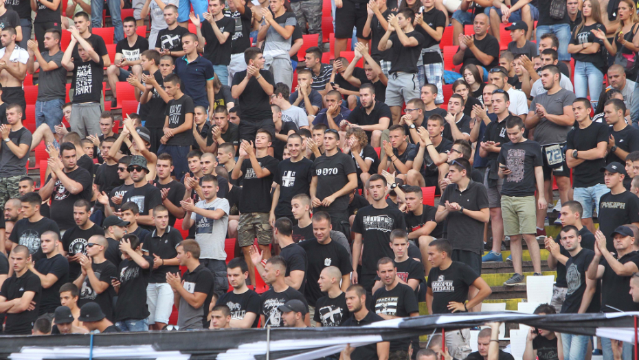 On je predvodio sramno skandiranje "Vučiću pederu" na utakmici Partizana! Zovu ga Hemija