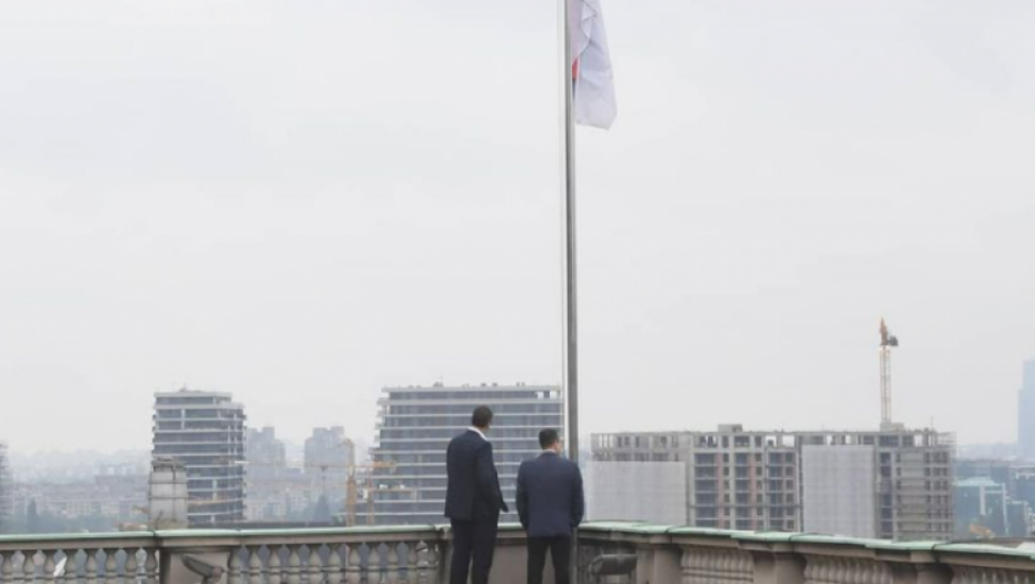 VUČIĆ NA TERASI PREDSEDNIŠTVA Jutros je obavljen važan razgovor o onome što čeka Srbiju