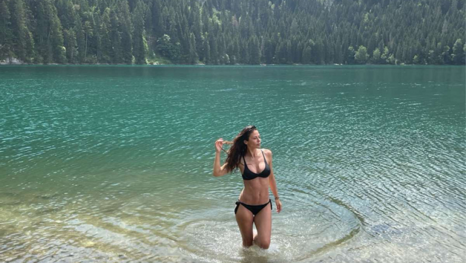 EKSKLUZIVNE FOTOGRAFIJE Skinula se Ana Mihajlovski, ima telo od milion dolara, a njene pločice na stomaku su ludilo!