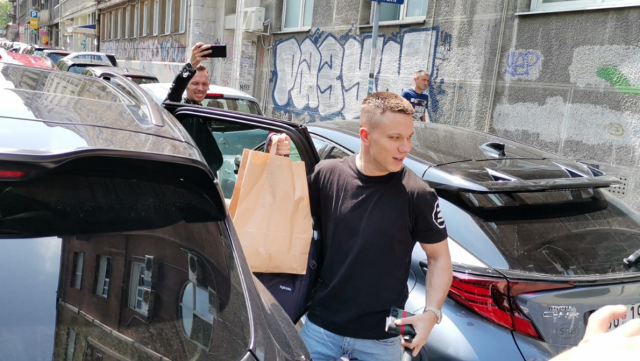 IZLAZI IZ PORODILIŠTA Relja došao po Nikoliju i bebu, a jedan detalj svi komentarišu (FOTO)