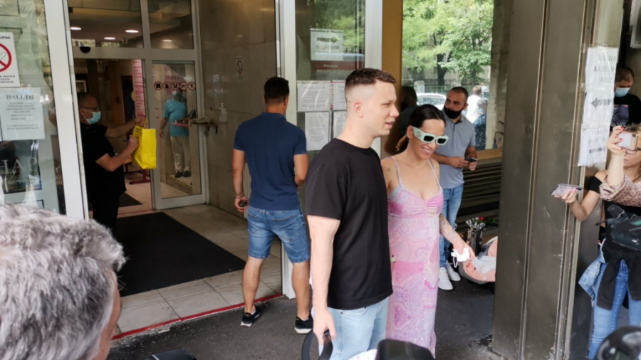 NASMEJANI I SREĆNI Relja izveo Nikoliju i bebu iz porodilišta, a evo kako izgleda novopečena mama (FOTO)