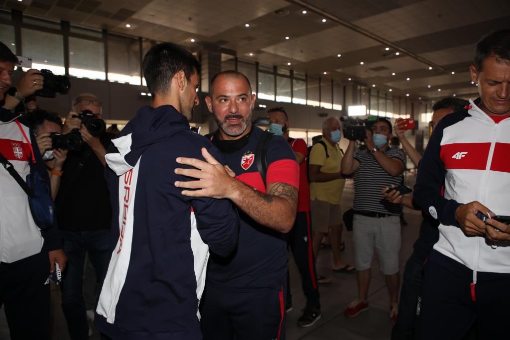 NOLE JE TAMAN KRENUO KA AVIONU, A ONDA JE UGLEDAO NJEGA! Odmah mu je pritrčao u zagrljaj i poželeo sreću! (FOTO)