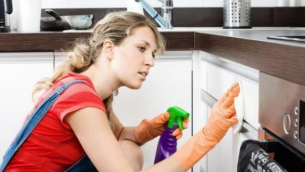 Napravite sprej za čišćenje: Ubijte bakterije na prirodan način