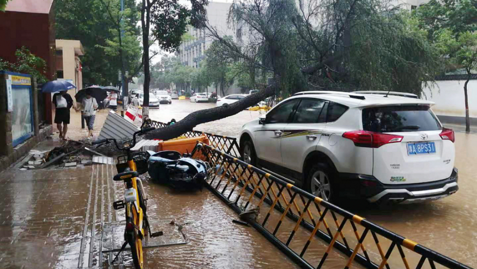 NOVE POPLAVE U BELGIJI Bujice nosile automobile, izdato upozorenje stanovništu zbog lošeg vremena
