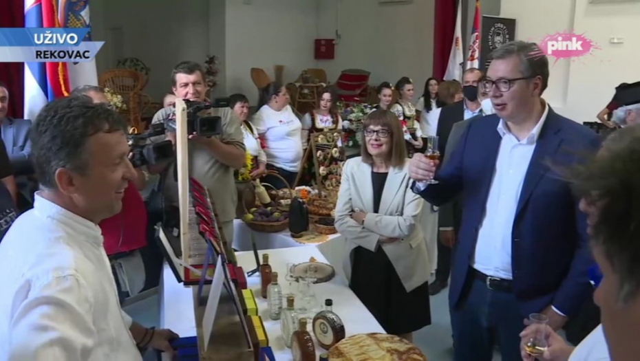 KAO KONJAK Vučić popio rakiju sa likom Čiča Draže - Čuo sam od Nestorovića da treba (FOTO)