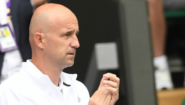 NE BI ME ČUDILO DA NOVAK NE ODIGRA MEČ! Federerov trener šokirao Noletove navijače!
