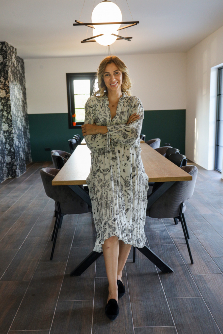 MARINA TADIĆ SAGRADILA VILU NA AVALI, PLANIRA I RESTORANE Pevačica ugostila ekipu Alo!-a i pokazala luksuzni bazen: Zbog stresa sam pobegla iz grada! (VIDEO)