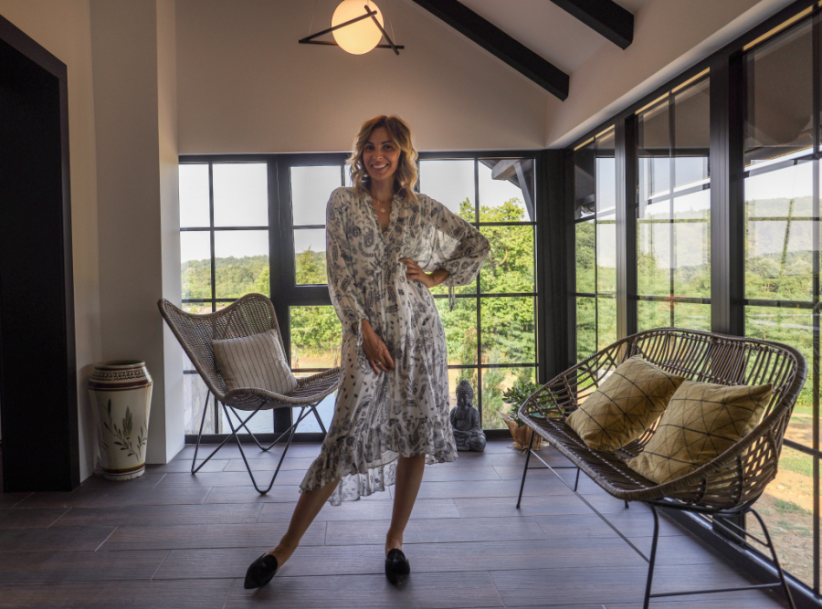 MARINA TADIĆ SAGRADILA VILU NA AVALI, PLANIRA I RESTORANE Pevačica ugostila ekipu Alo!-a i pokazala luksuzni bazen: Zbog stresa sam pobegla iz grada! (VIDEO)