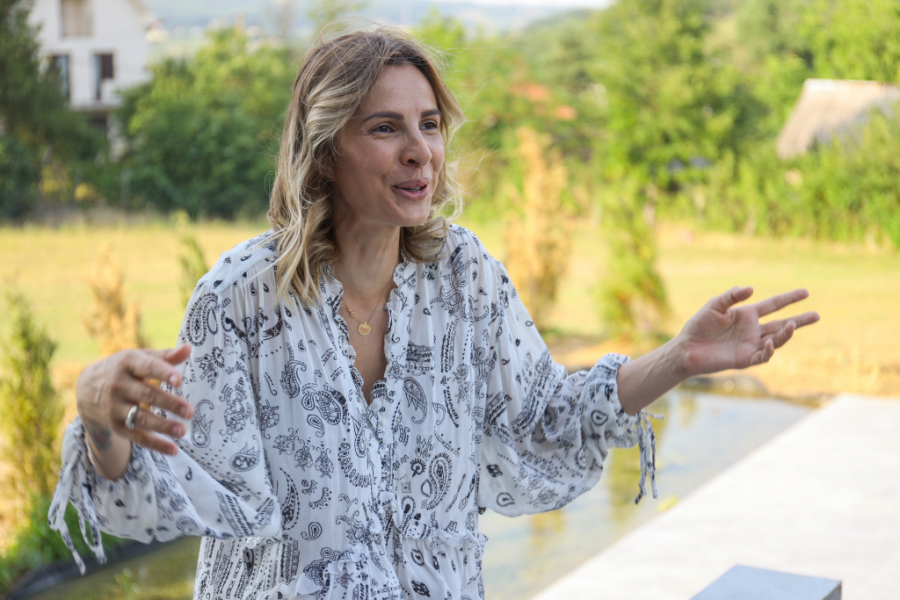 MARINA TADIĆ SAGRADILA VILU NA AVALI, PLANIRA I RESTORANE Pevačica ugostila ekipu Alo!-a i pokazala luksuzni bazen: Zbog stresa sam pobegla iz grada! (VIDEO)