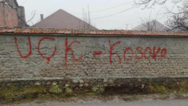PRETNJA ZA SRBE Bolesno, grafit mržnje u Gračanici na dečjem igralištu! (FOTO)