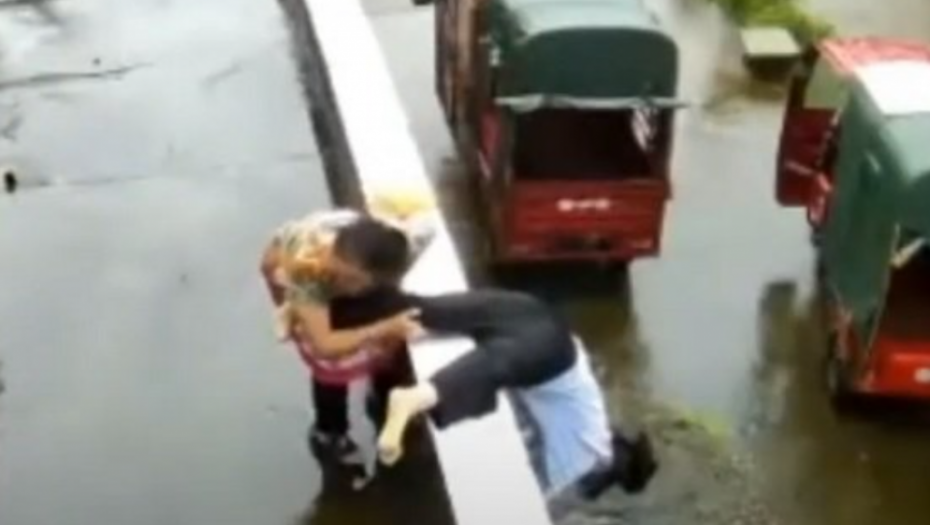 IZGUBILA SVEST NA ULICI Baka ju je u poslednji čas spasila, pa je saznala zašto se unuki slošilo (VIDEO)