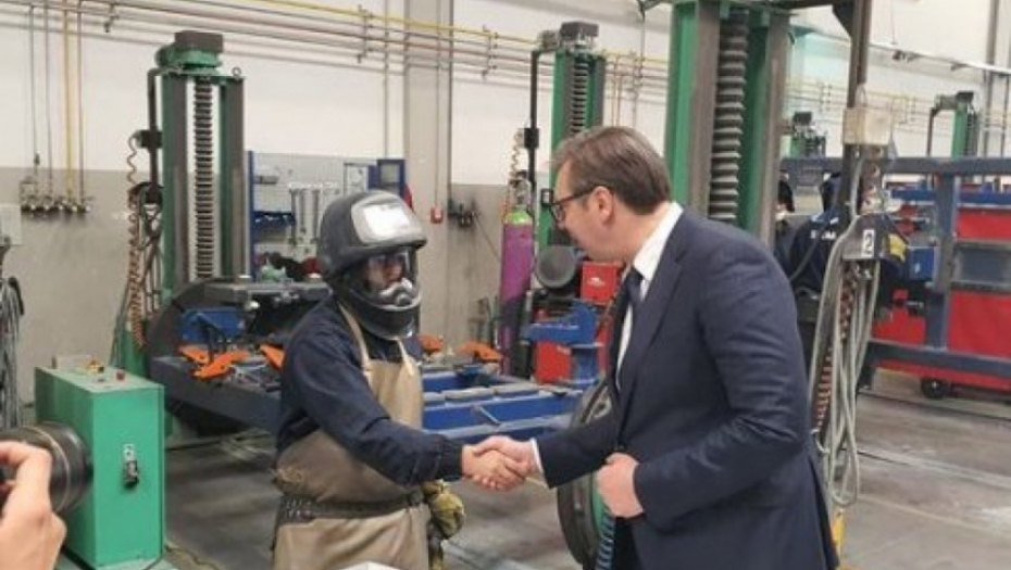 VUČIĆ POSETIO FABRIKU "SIMENS" Ponosan sam na naše ljude!