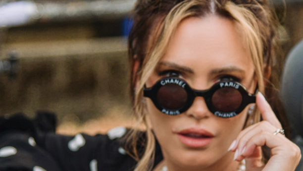 ANA BEBIĆ SE VRATILA POSLE DRUGOG POROĐAJA Pevačica nikad izazovnija, promenila lični opis i objavila spot!