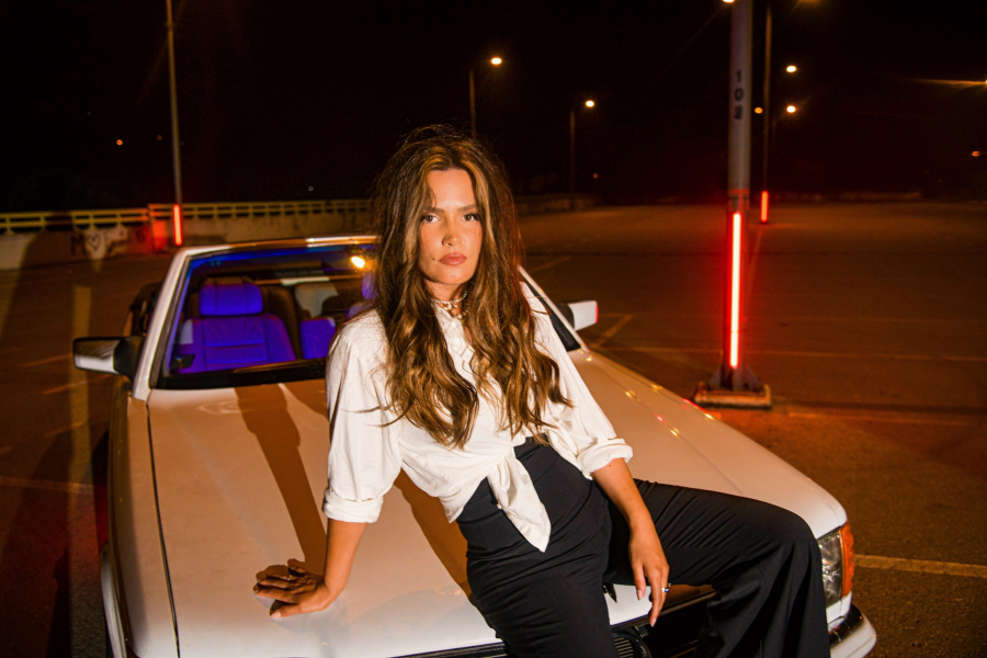 ANA BEBIĆ SE VRATILA POSLE DRUGOG POROĐAJA Pevačica nikad izazovnija, promenila lični opis i objavila spot!