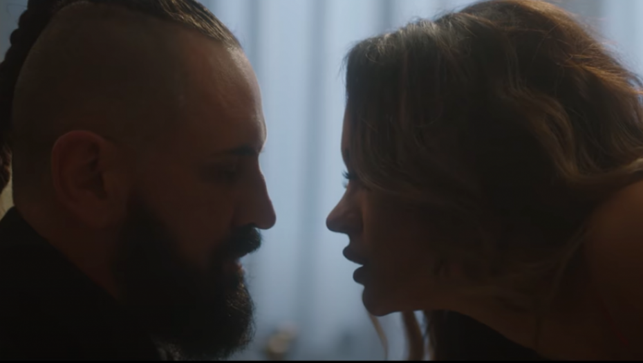 SKINULA SE GOLA U SPOTU Žena od sultana glumi sa suprugom poznate pevačice, a Dušica Jakovljević je bivša!