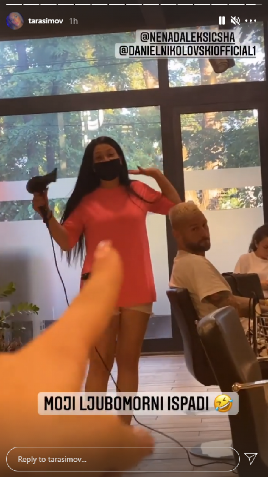 TARA NAPRAVILA LJUBOMORNU SCENU! Pretila frizerki koja je farbala kosu reperu!