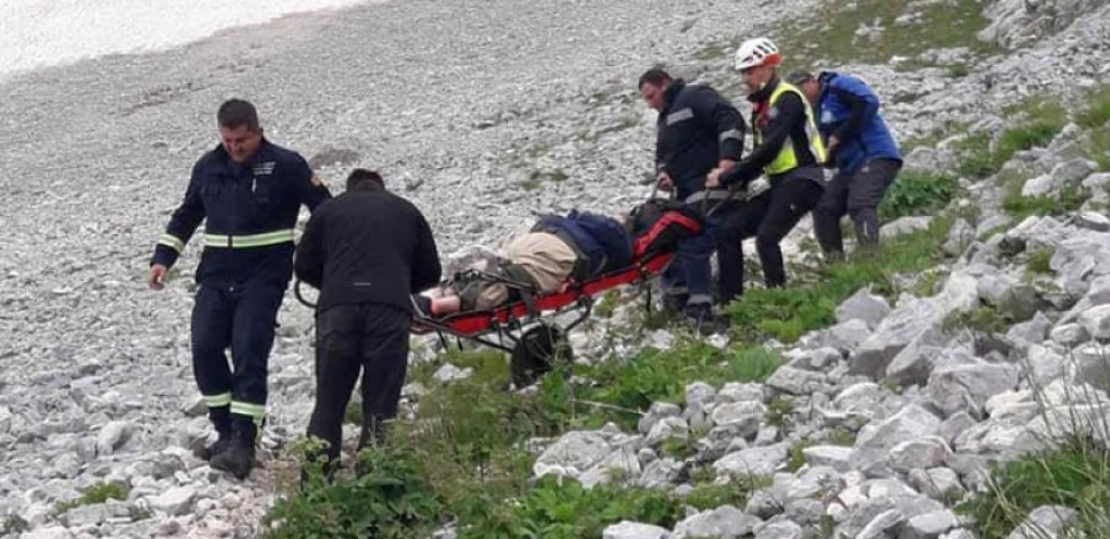 Biciklista sa povredom kičme izvučen sa nepristupačnog terena na Fruškoj gori