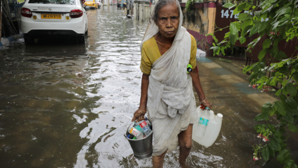 POPLAVE U INDIJI Zbog obilnih kiša stanovnici napuštaju domove