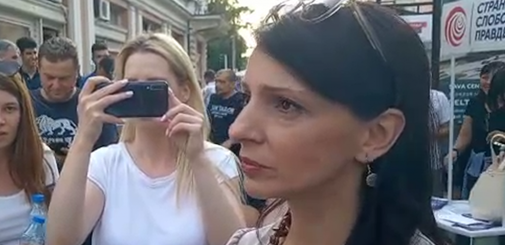 VUČIĆU PE*ERU, ALO PE*ERU Svako ko ne misli kao Marinika Tepić i Dragan Đilas je pe*er