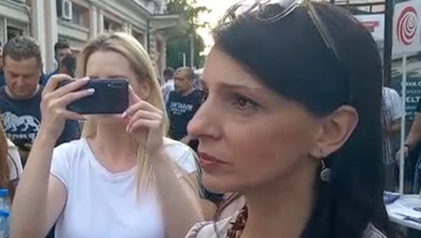 VUČIĆU PE*ERU, ALO PE*ERU Svako ko ne misli kao Marinika Tepić i Dragan Đilas je pe*er