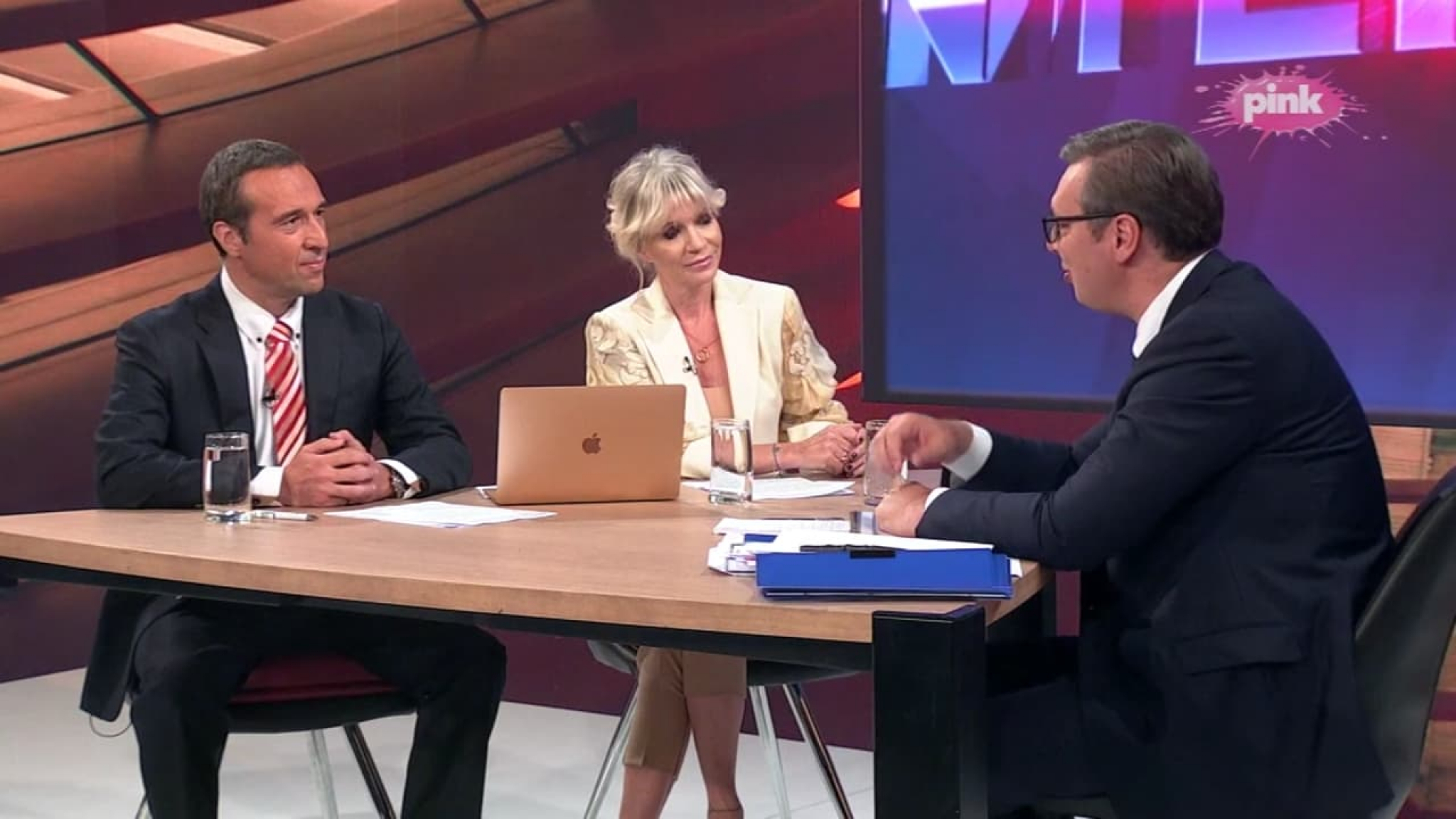 SMETA IM VUČIĆ U toku pokušaj rušenja vlasti u Srbiji, neprijatelji na više strana, cilj je samo jedan