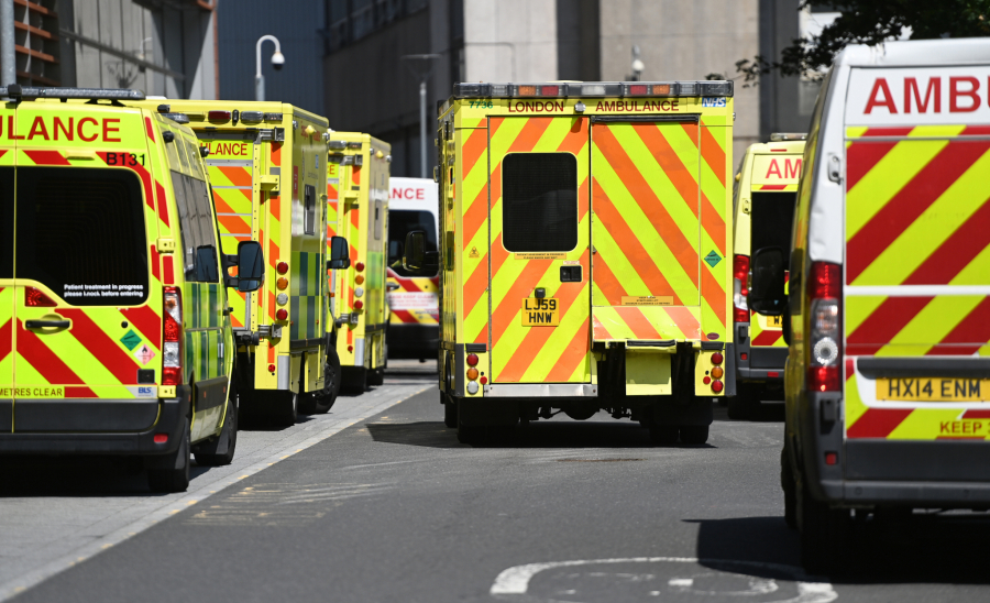 NAUČNICI NE ZNAJU ŠTA SE DEŠAVA! Engleska se otvorila, broj slučajeva se prepolovio!