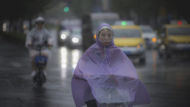 EVAKUISANO 360.000 LJUDI Tajfun pogodio istočnu obalu Kine!